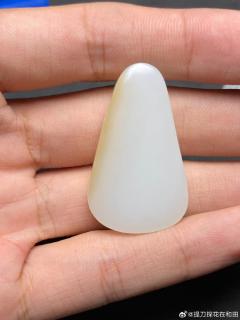 羊脂白玉带糖水滴吊坠