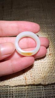 新疆和田玉籽料纯天然洒金皮戒指,内径19.4mm,宽7.3mm,厚4.1mm,重5.4g