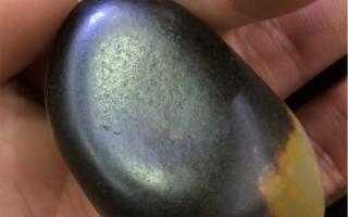 和田玉籽料万年黑皮好黑哟
