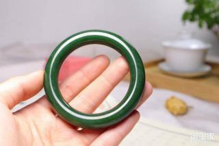 七夕送女朋友手镯合适吗?送和田玉手镯的讲究