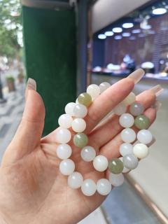 玩玉路上的选择困境 很多朋友在收藏和田玉的过程中,都会遇到这样一个